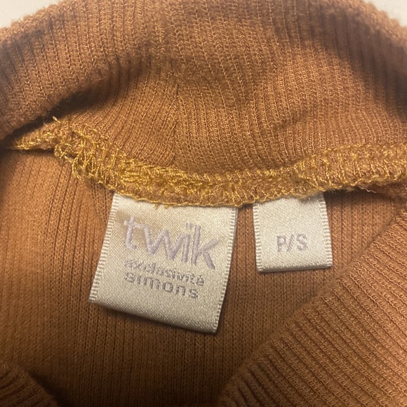 Chocolate stretchy t shirt. Size small - Picture 3 of 3